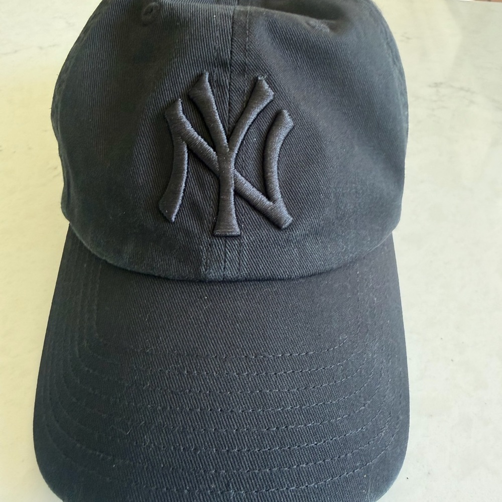 NY Yankees Black Embroidered Logo Baseball Cap